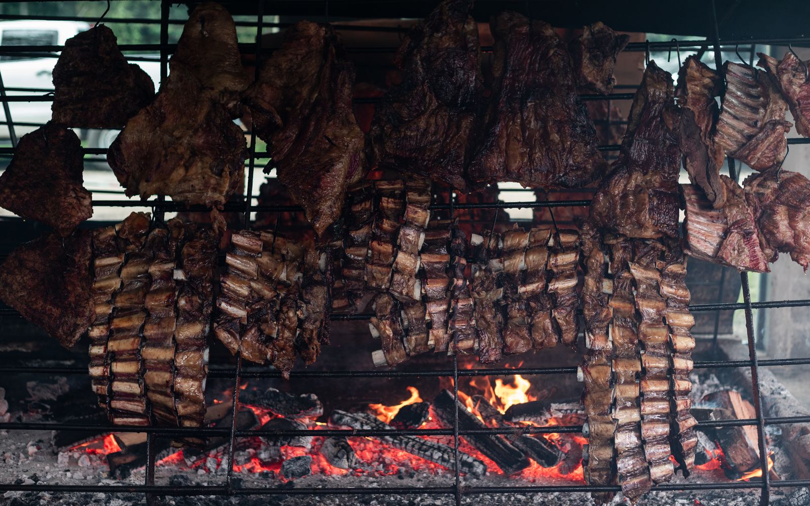 Costillares sobre la parrilla con las brasas encendidas