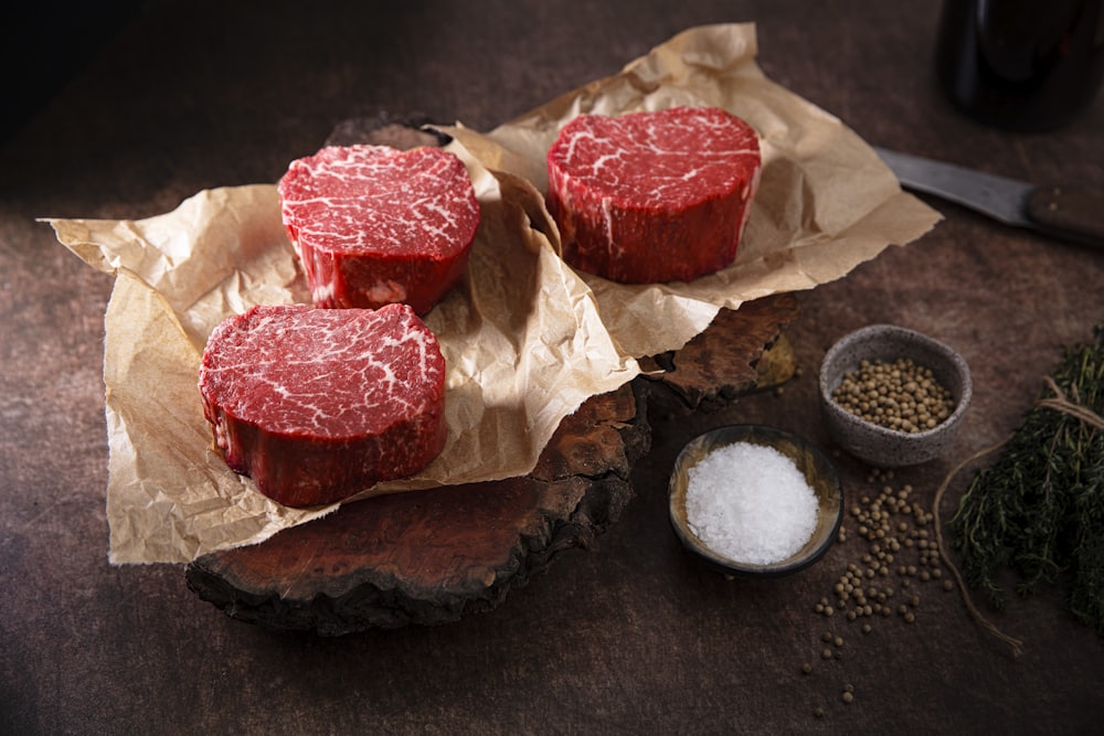 Cortes de carne crudos sobre tabla, antes de ir al fuego