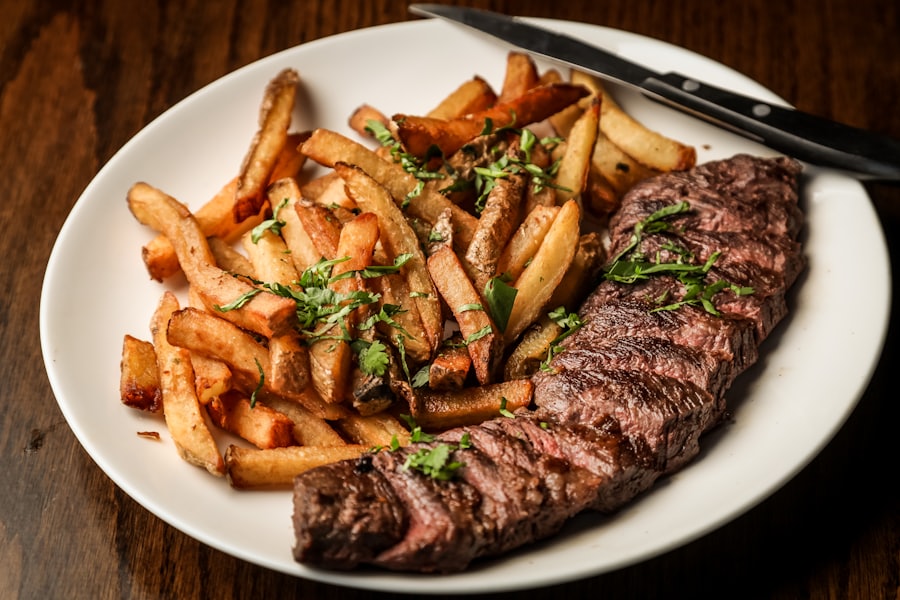 Entraña a la parrilla servida con papas fritas
