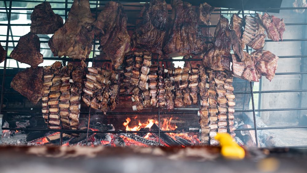 Costillares sobre la parrilla con las llamas encendidas