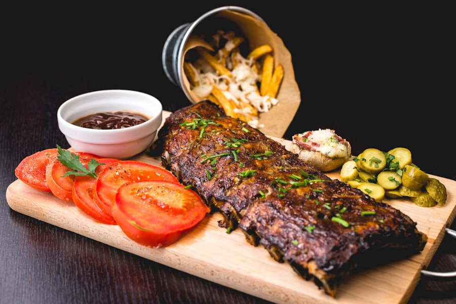 Parrillada servida en tabla de madera con guarniciones